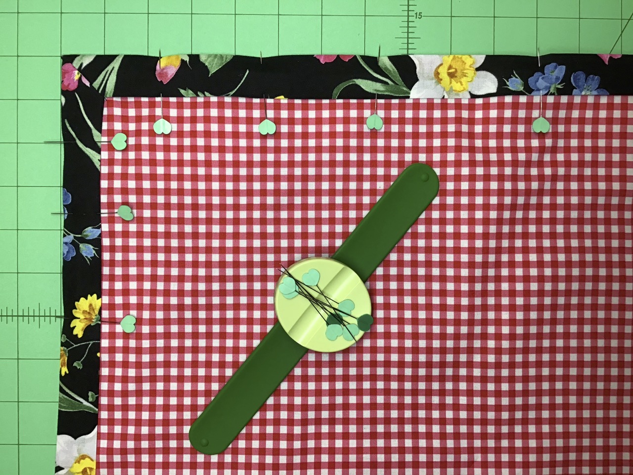 NEW! No-Hassle Table Topper video by the Stitch it! Sisters